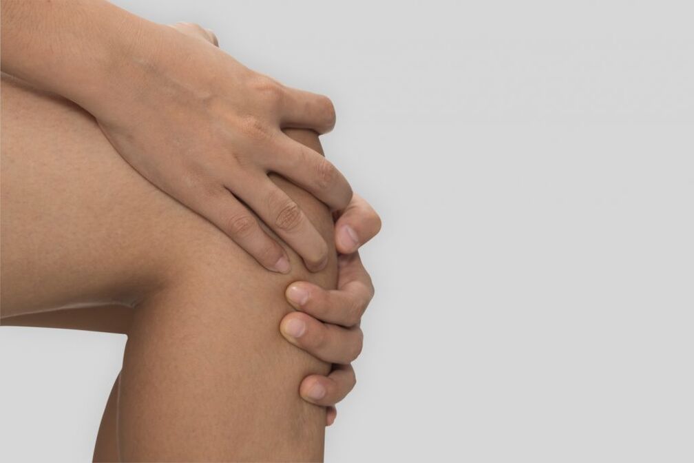 Osteoarthritis vum Kniegelenk, begleet vu limitéierter Bewegung a Schmerz am Knéi