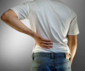 Schmerz am ënneschte Réck ass e Symptom vun Osteochondrose